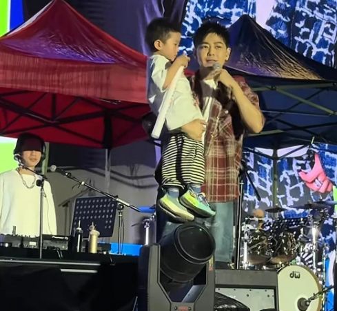 林志颖到周口商演冒雨开唱状态好50岁长这样？说20岁我都信！(图5)